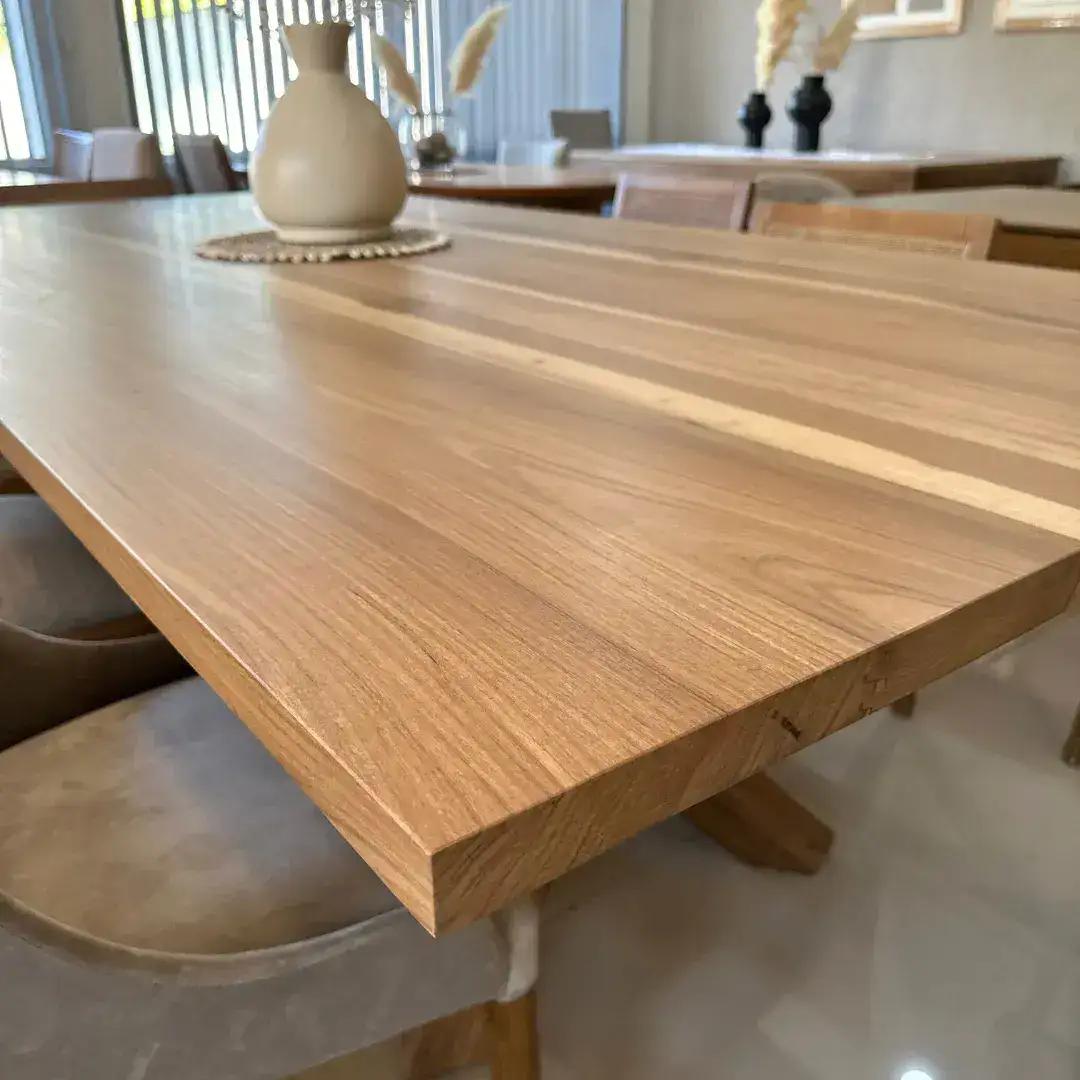 Mesa de comedor de madera, veta a la vista